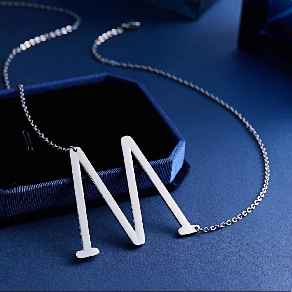 ✨• SILVER Woman’s NameInitial Necklace •| M | *NWT